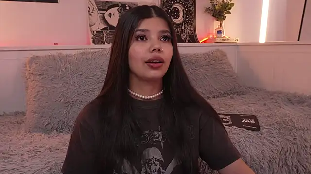 sophieee art online show from 11-25-25, 08:31