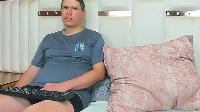 Snapshot of CandyandSteven chatting on 12-18-25, 03:11 CandyandSteven online show from 12-18-25, 03:11