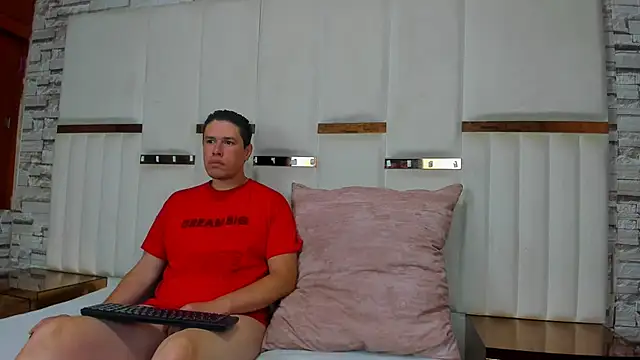 Snapshot of CandyandSteven chatting on 10-18-25, 02:57 CandyandSteven online show from 10-18-25, 02:57