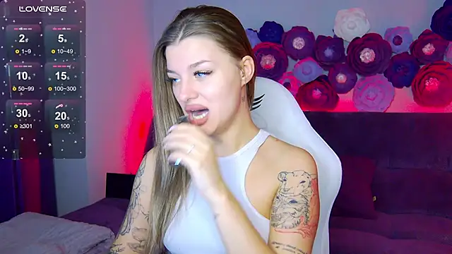 LindaBrilliant online show from 10-07-25, 03:07