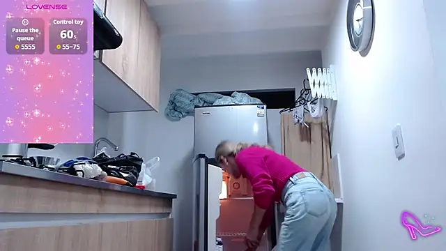 Snapshot of AllysonStonne chatting on 10-18-25, 11:40 AllysonStonne online show from 10-18-25, 11:40