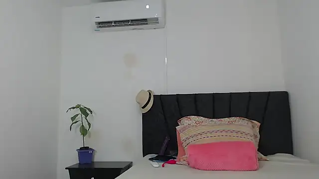 Snapshot of DaiishaWolf chatting on 09-19-25, 06:45 DaiishaWolf online show from 09-19-25, 06:45