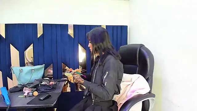 Aisha hotts777 online show from 04-25-26, 03:09