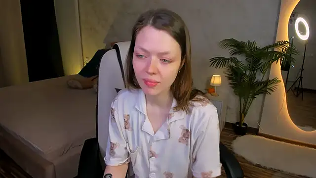 Lunar Lily online show from 12-17-25, 05:45