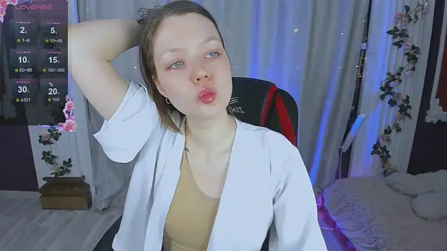 Lunar Lily online show from 10-15-25, 05:28