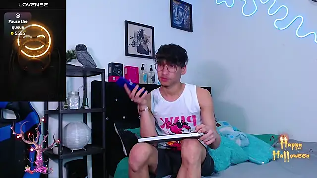 Gael Jones online show from 10-23-25, 04:11