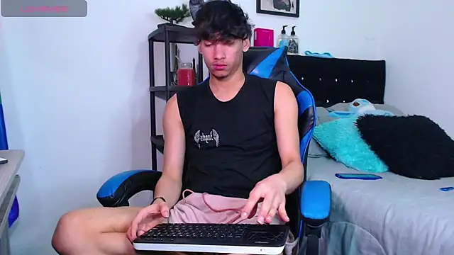 Gael Jones online show from 10-28-25, 03:07