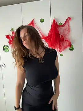 TenderLaGlamor online show from 10-31-25, 12:02