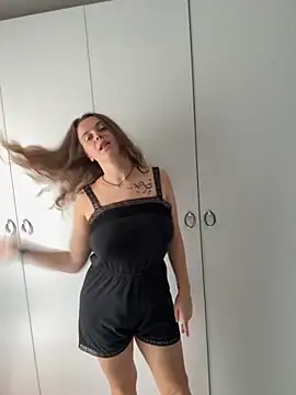 TenderLaGlamor online show from 10-16-25, 11:07