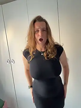 TenderLaGlamor online show from 11-16-25, 03:39