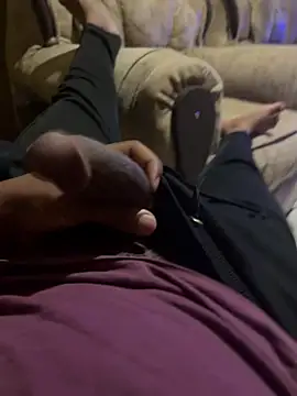 Snapshot of Prettylarge chatting on 10-28-25, 10:52 Prettylarge online show from 10-28-25, 10:52