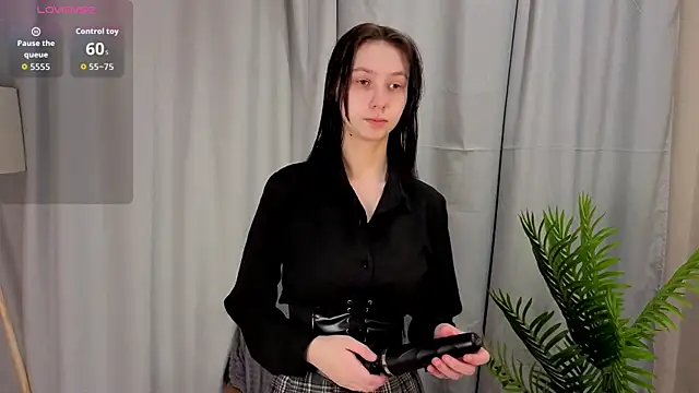 Snapshot of SuzanneHowse chatting on 03-26-26, 04:05 SuzanneHowse online show from 03-26-26, 04:05