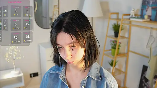 Snapshot of SuzanneHowse chatting on 11-01-25, 04:52 SuzanneHowse online show from 11-01-25, 04:52