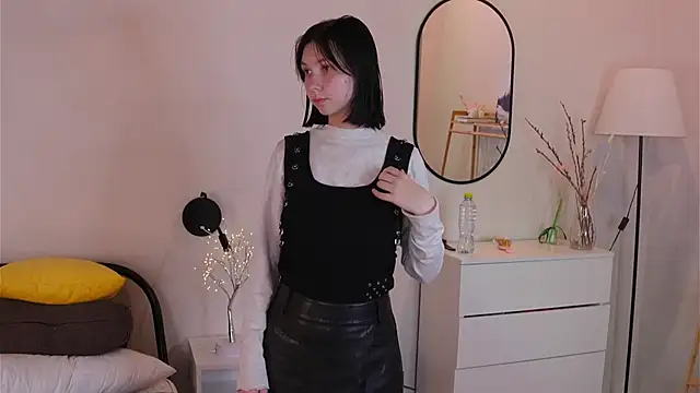 Snapshot of SuzanneHowse chatting on 11-22-25, 07:40 SuzanneHowse online show from 11-22-25, 07:40