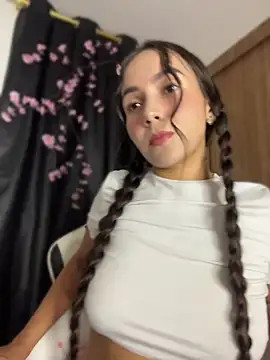 Snapshot of Scarlett05 chatting on 07-17-26, 01:36 Scarlett05 online show from 07-17-26, 01:36