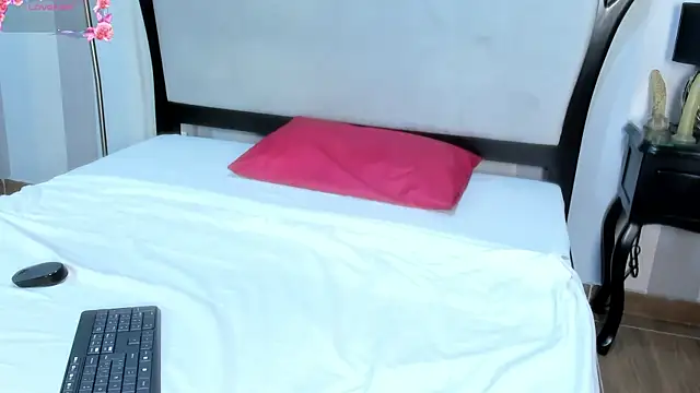 Snapshot of MiaAmore_ chatting on 10-17-25, 08:10 MiaAmore online show from 10-17-25, 08:10