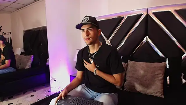 AlekRuizx online show from 10-17-25, 03:32