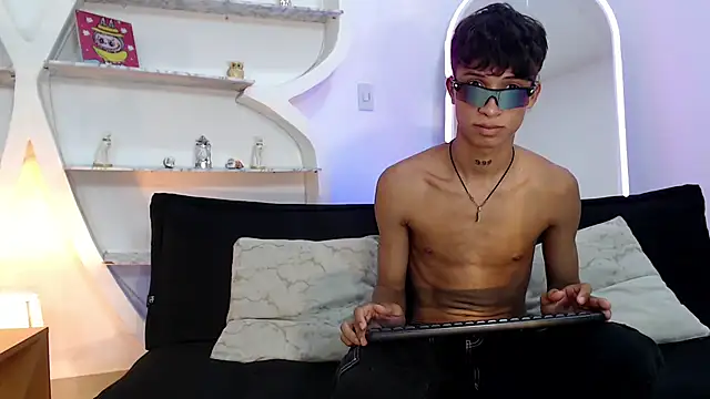 BEAUTY BOYS1 online show from 09-21-25, 10:15