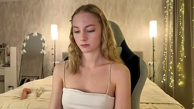 Snapshot of BrightAnnie chatting on 02-07-26, 12:02 BrightAnnie online show from 02-07-26, 12:02