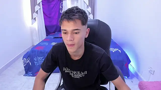 Aron Boyy online show from 10-22-25, 07:35