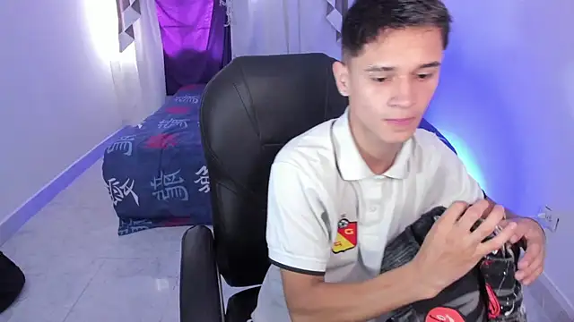 Aron Boyy online show from 10-21-25, 08:08