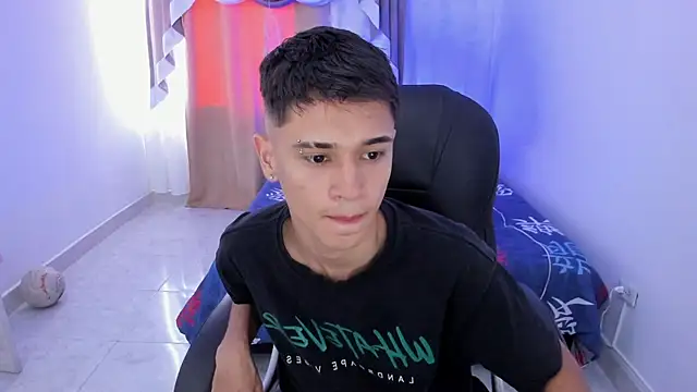 Aron Boyy online show from 11-18-25, 08:01