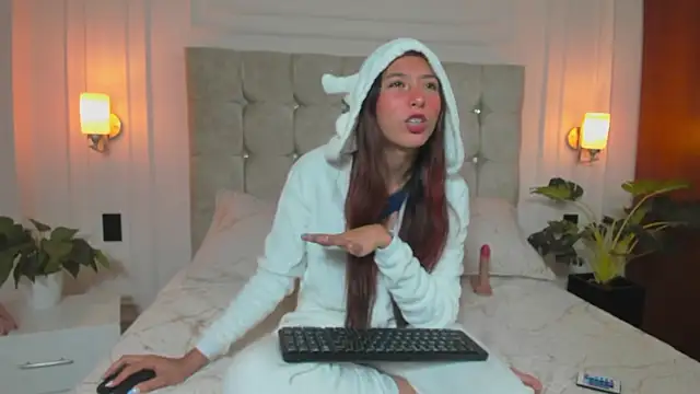 DulceEstrella  online show from 10-28-25, 04:24