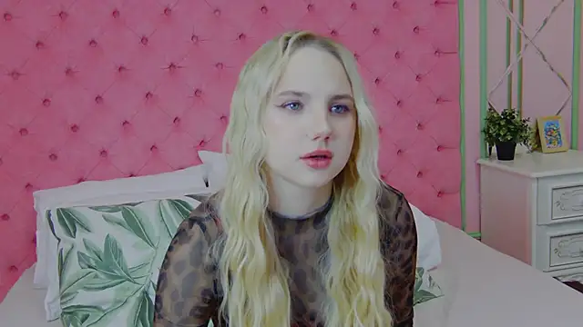 Snapshot of Sky_Cutie chatting on 02-22-26, 04:48 Sky Cutie online show from 02-22-26, 04:48