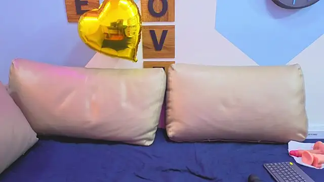 Snapshot of Victoria_Fallon chatting on 10-24-25, 09:25 Victoria Fallon online show from 10-24-25, 09:25