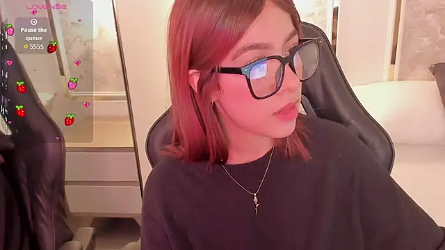 Snapshot of doll_eyees_ chatting on 10-08-25, 02:35 doll eyees online show from 10-08-25, 02:35