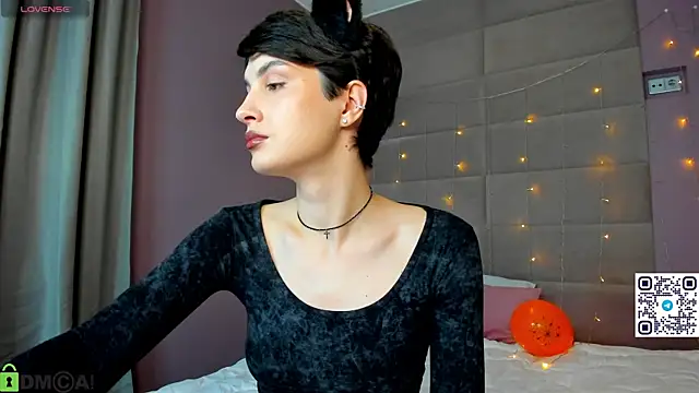 Adeline Perle online show from 10-31-25, 01:13