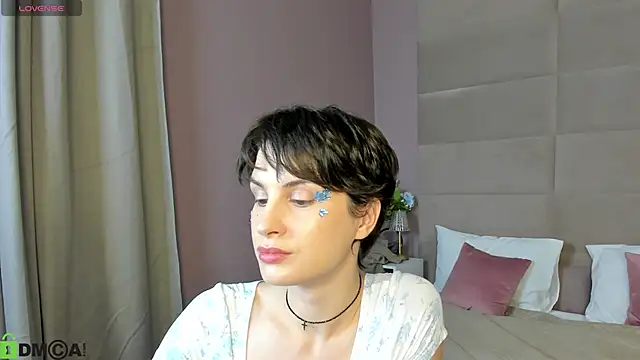 Adeline Perle online show from 09-11-25, 01:05