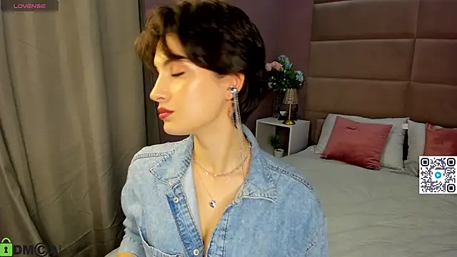 Adeline Perle online show from 10-05-25, 01:40