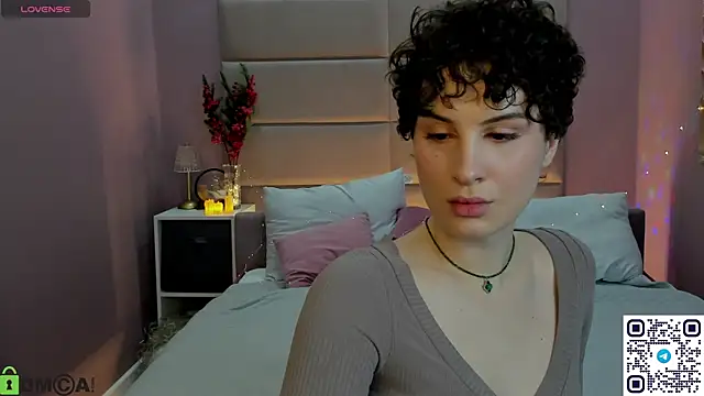 Adeline Perle online show from 12-05-25, 01:16