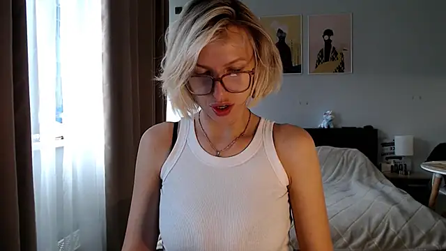 Snapshot of VivianCoke chatting on 05-18-26, 04:12 VivianCoke online show from 05-18-26, 04:12