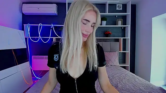 Snapshot of SabrinaSharm chatting on 10-14-25, 11:44 SabrinaSharm online show from 10-14-25, 11:44