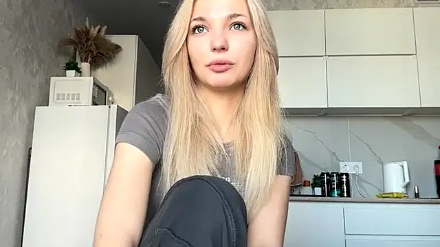 Snapshot of MycuteMolly chatting on 10-03-25, 06:15 MycuteMolly online show from 10-03-25, 06:15