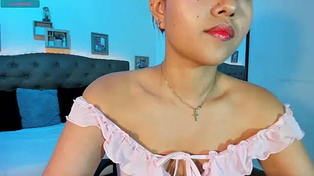 Snapshot of MAYASMITH__ chatting on 06-17-26, 04:01 MAYASMITH online show from 06-17-26, 04:01