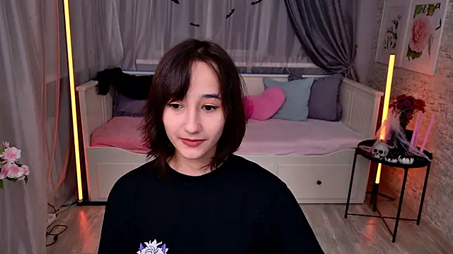Snapshot of EmilySwonn chatting on 10-26-25, 04:07 EmilySwonn online show from 10-26-25, 04:07