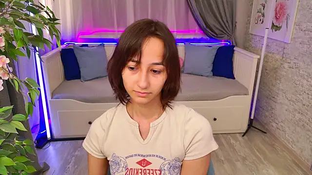 Snapshot of EmilySwonn chatting on 09-18-25, 03:59 EmilySwonn online show from 09-18-25, 03:59