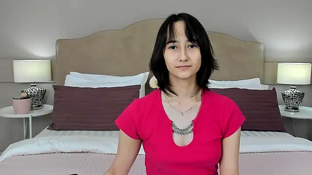 Snapshot of EmilySwonn chatting on 10-15-25, 07:33 EmilySwonn online show from 10-15-25, 07:33