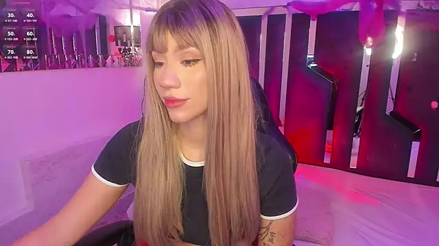 Snapshot of ZharaLux chatting on 10-22-25, 12:15 ZharaLux online show from 10-22-25, 12:15