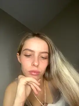 Snapshot of Angelloverxo chatting on 10-17-25, 09:38 Angelloverxo online show from 10-17-25, 09:38