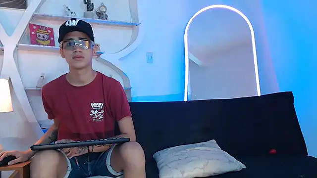 PRETTY FEM online show from 09-12-25, 01:22