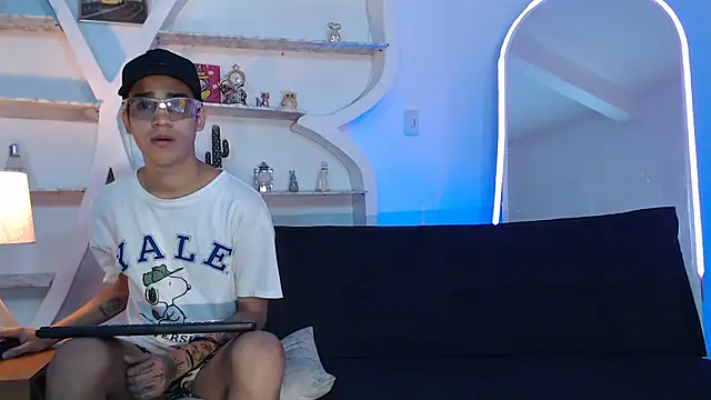 PRETTY FEM online show from 09-29-25, 01:28