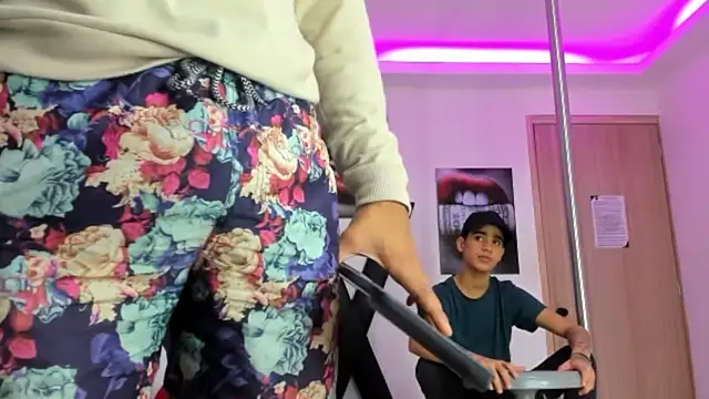 PRETTY FEM online show from 10-21-25, 01:32