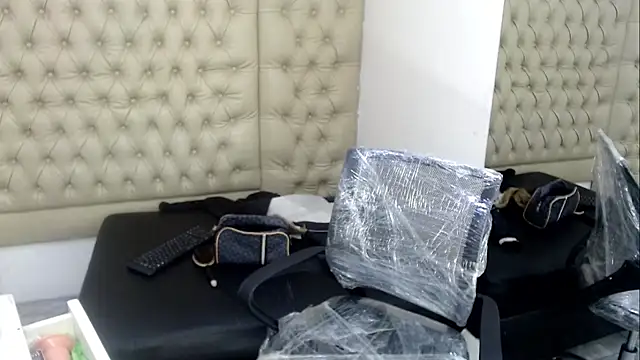 Snapshot of JessicaHott01 chatting on 11-20-25, 01:28 JessicaHott01 online show from 11-20-25, 01:28