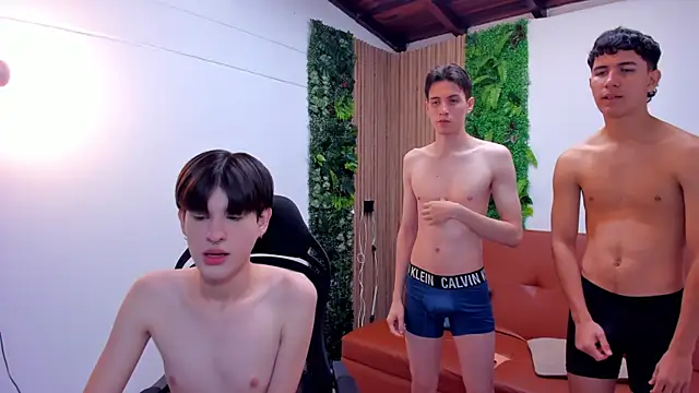 Snapshot of boysinheat_ chatting on 10-20-25, 01:44 boysinheat  online show from 10-20-25, 01:44