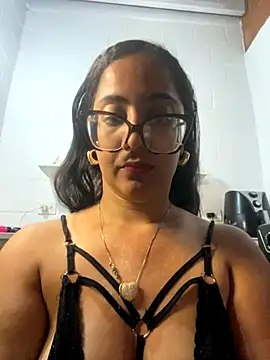 Snapshot of Jessyivonne chatting on 10-19-25, 04:48 Jessyivonne online show from 10-19-25, 04:48
