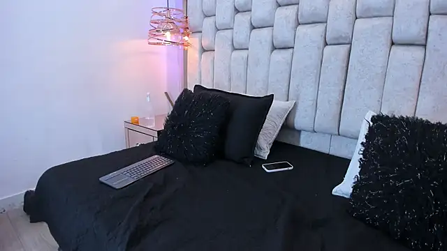 REINA ADAHARA online show from 04-12-26, 12:03